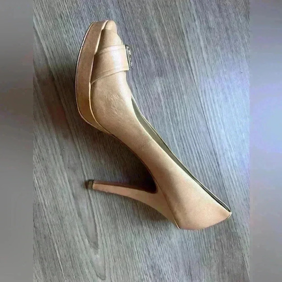 Coach Aliya Women Size 7.5 B Peep Toe High Heels Pumps Shoes Sandals Gold Emblem - Picture 3 of 8